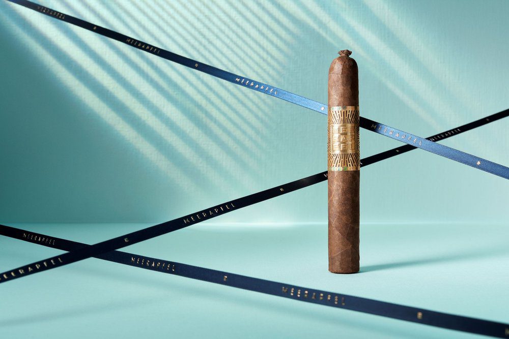 001.  MEERAPFEL Cigar Single Feature Double Robusto Master Blend Meir.jpg