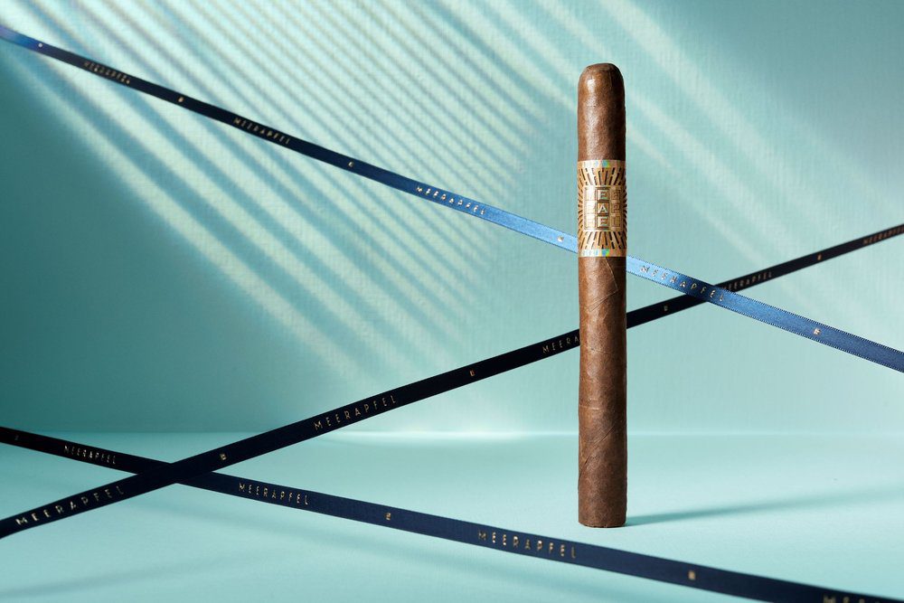 002. MEERAPFEL Cigar Single Feature Churchill Master Blend Meir.jpg