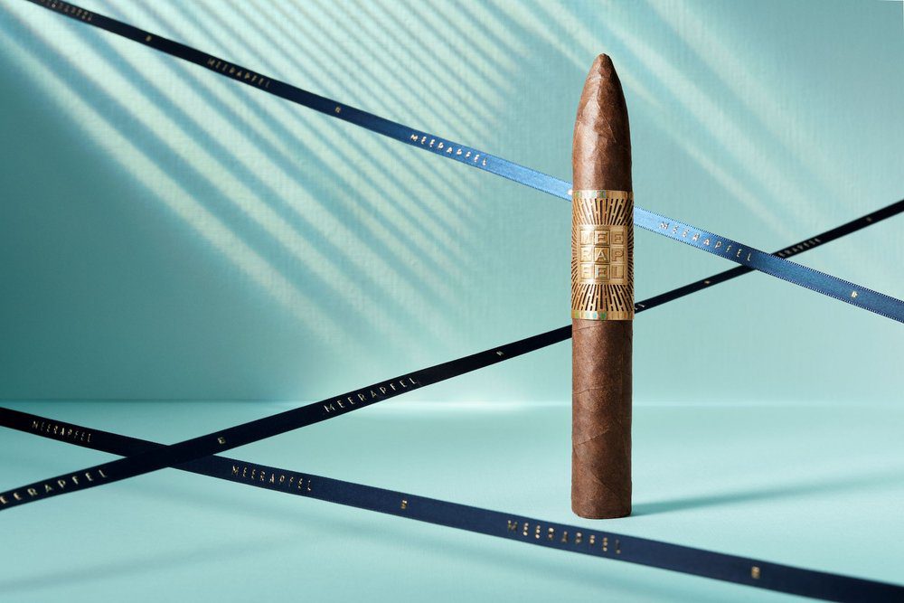 003. MEERAPFEL Cigar Single Feature Pyramid Master Blend Meir.jpg