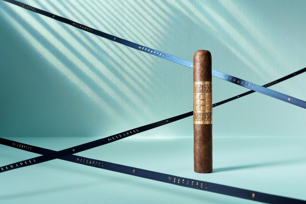 004. MEERAPFEL Cigar Single Feature Robusto Master Blend Meir.jpg