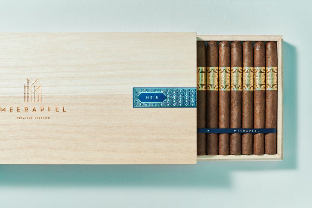 007. MEERAPFEL Cigar Chest Half Open Churchill Master Blend Meir.jpg