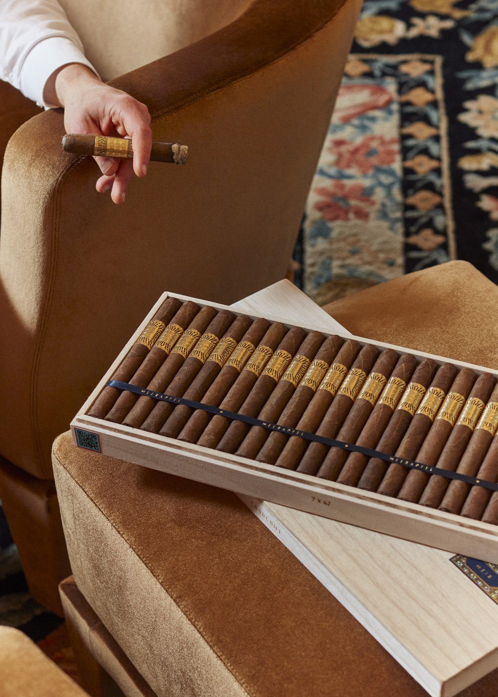 026. MEERAPFEL Cigar Mansion Chest 25 Churchill Master Blend Meir.jpg
